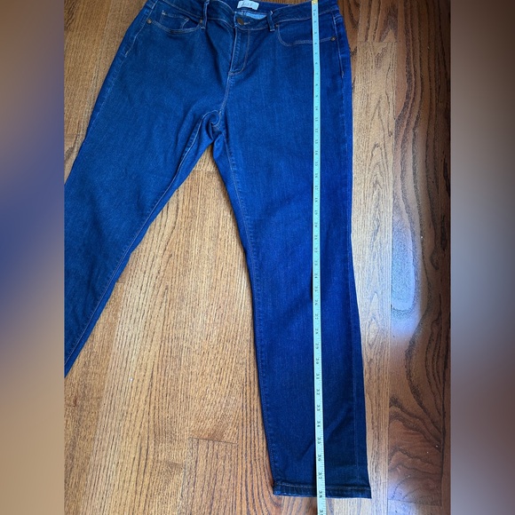 LOFT Curvy Mid Rise Skinny Jeans in Vintage Dark Wash - Picture 8 of 10